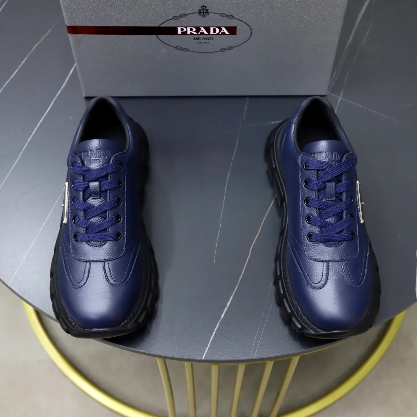 Factory price: 720💰Top original order Brand: PRADA (Prada) Standard code: Men's size 38/44 (45 can be customized) Grade: Same as the official website Material: Original cowhide stitching, cowhide lining, original combination two-color wear-resistant soft outsole Style category: casual sports version, young fashion, European and American trend, British style Color: actual picture color